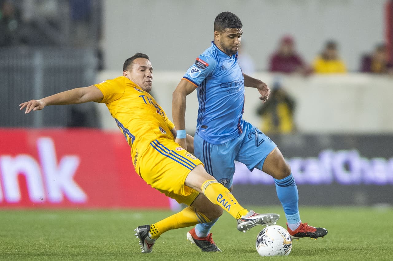 Ismael Tajouri se escapaba a toda velocidad, pero Jesús Dueñas se barre de manera extraordinaria y manda el balón al saque de manos.