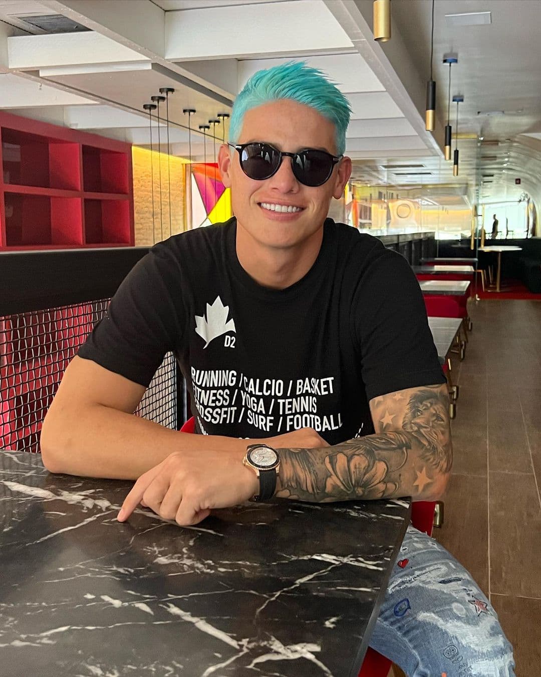 Pero el cambio de look extremo no es solo para cantantes, actrices o actores. Así como alguna vez lo hizo el mexicano ‘Chicharito’ Hernández volviendo su cabello platinado, ahora fue el turno del colombiano 
<a href="https://www.univision.com/shows/el-gordo-y-la-flaca/el-mensaje-de-j-balvin-a-valentina-ferrer-por-el-que-fue-tachado-de-machista-y-toxico-en-redes-video">James Rodríguez</a>, que decidió en el 2021 volver su cabello azul intenso, muy similar a como lo tiene su compatriota, Karol G.