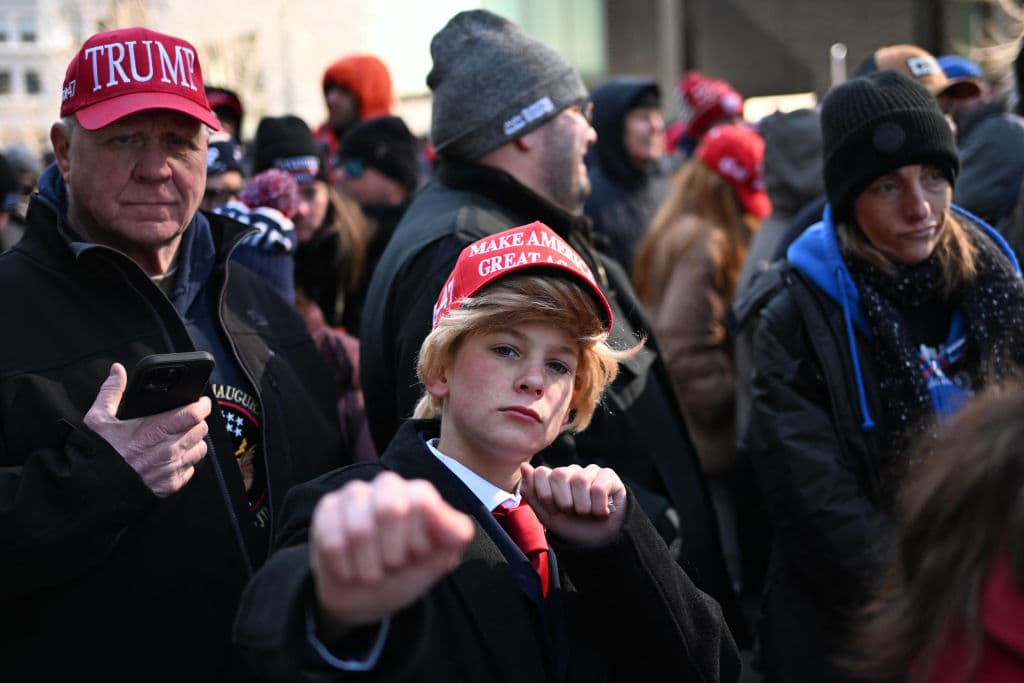 Hasta los 
<a href="https://www.univision.com/local/washington-dc-wfdc/politica-washington-dc/basura-calles-washington-dc-investidura-trump-2025-fotos" target="_blank">niños usaron gorras MAGA </a>el día de la toma de posesión de Donald Trump como presidente 47 de Estados Unidos.
