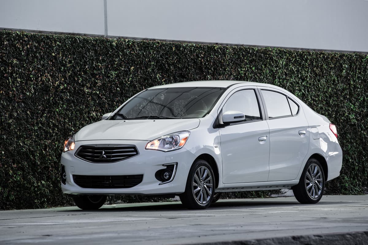 <h3 class="cms-H3-H3">7 – Mitsubishi Mirage G4 ES 2019</h3>
<br>
<br>Precio sugerido al consumidor: $14,795
<br>Pago inicial (20%): $2,959
<br>
<br>Pago mensual con crédito bueno: $240
<br>Pago mensual con crédito suficiente: $263
<br>