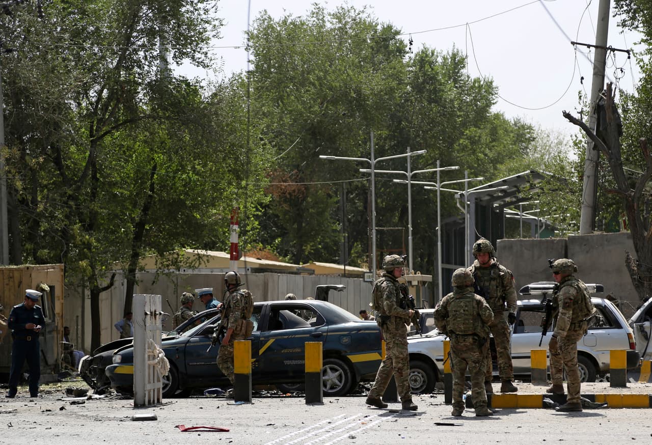 La escena del atentado suicida con un carro bomba en el que murieron 12 personas y otras 42 sufrieron heridas.