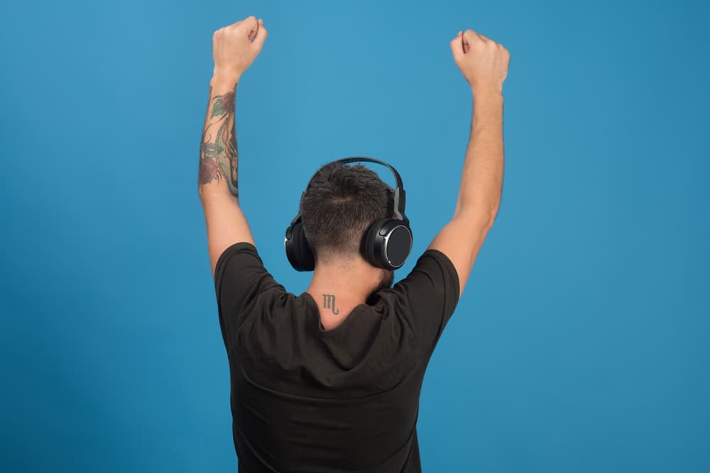 Los hombres de Escorpión suelen ser personas muy directas, que siempre dan sus opiniones y dicen lo que piensan. Por ello, les gustan las mujeres que hacen lo mismo, así que los consejos que te daremos tendrán un poco de ese atrevimiento y claridad que ellos aprecian.