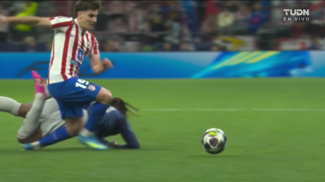 ¡Se encienden las alarmas! Julián Álvarez se lleva fuerte golpe en el tobillo