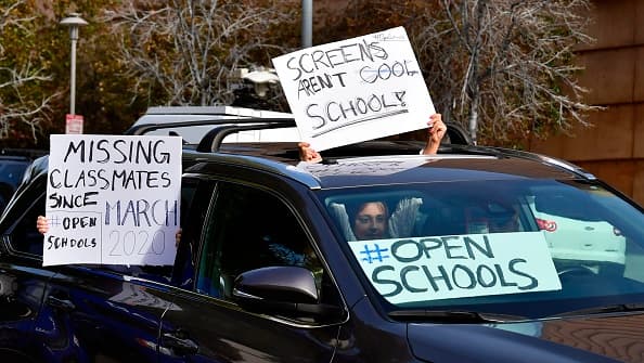 El distrito escolar aprobó el regreso a clases la semana pasada, luego que las autoridades del condado de 
<a href="https://www.univision.com/temas/los-angeles">Los Ángeles </a>anunciarán que los indicadores de la pandemia habían caído al umbral estatal que permite reabrir las escuelas.