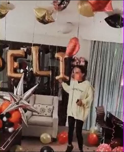 La aventura fue con motivo del cumpleaños 29 de la actriz de 'Amigos x siempre', en donde el pasado 15 de agosto él la consintió y
<b><a href="https://www.univision.com/famosos/belinda-presume-regalo-gigante-a-2-meses-de-iniciar-su-noviazgo-con-christian-nodal-video" target="_blank">la hizo brincar de emoción con flores</a></b> y una decoración alusiva a Minnie Mouse.