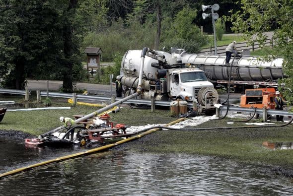 Unos 784 millones de litros (207 millones de galones) de petróleo se derramaron en el Golfo de México luego que la plataforma Deepwater Horizon explotó en la costa de Luisiana el 20 de abril. La explosión mató a 11 trabajadores y arrojó petróleo en los delicados pantanos costeros y bolas de alquitrán en las playas.