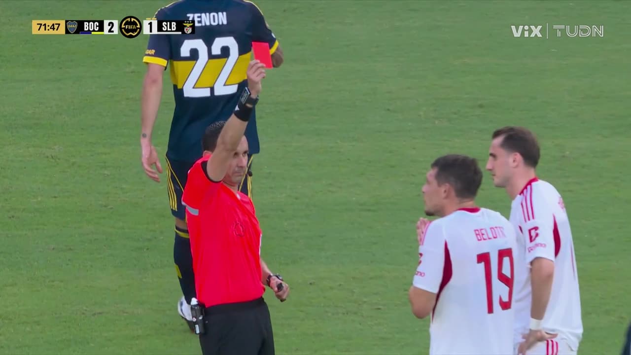 Patada a la cabeza y roja: Árbitro mexicano expulsa a Belloti vs. Boca