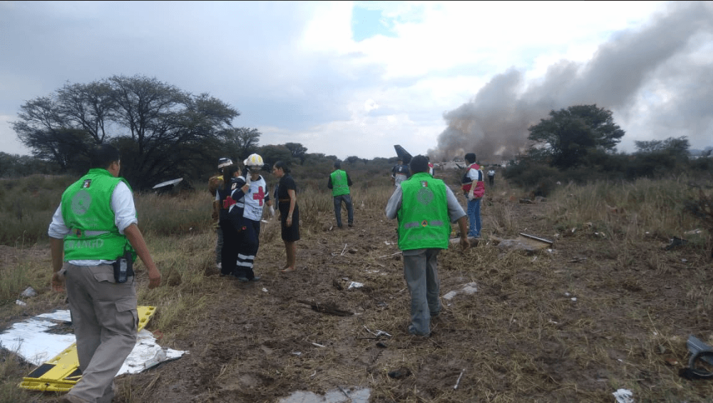 Sonia Alcázar, del medio local El Sol de Durango, y autoridades locales confirmaron la presencia de fuertes lluvias, granizo y vientos antes de que ocurriera el accidente aéreo.
