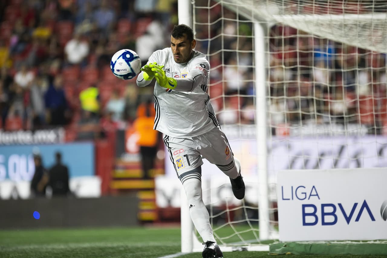 Nahuel Guzmán ataja un balón en dos tiempos y se queda con el marco en cero.