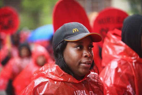 Parte de la huelga mundial de trabajadores comida rápida, trabajadores protestaron afuera del Rock n Roll McDonalds de Chicago.       