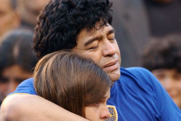 Para 1992 un juez dictaminó que Maradona era padre de un niño producto de un encuentro fortuito con una italiana mientras jugaba para el Napoli.