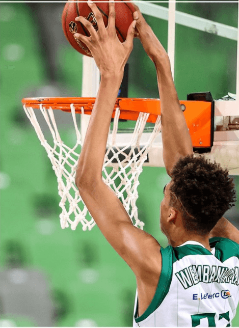 A pesar de medir 2.19 metros, tiene buen control de su cuerpo, corre bien y tiene ‘buena mano’.