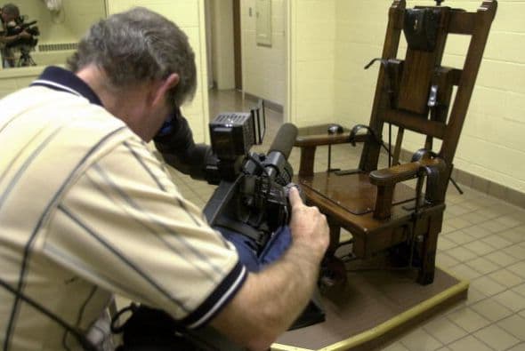 ARKANSAS ha ejecutado a 27 reos y aún 38 permanecen en la espera de su ejecución. Las personas que cometieron su delito en 1983 o después se les aplica la inyección letal. Aquellos que cometieron su delito antes pueden también seleccionar la electrocución.