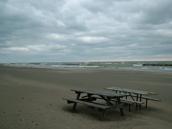 <b>Presque Isle State Park</b>. Con la única "orilla del mar" en Pensilvania, Presque Isle State Park es el lugar para ir este verano. Después de todo, cuenta con más de un puñado de playas, la mayoría de las cuales cuentan con servicios como salvavidas, vestuarios y puestos de comida. Waterworks Beach, por ejemplo, cuenta con una rampa para sillas de ruedas que conduce directamente al agua, un parque infantil y un pabellón de picnic. 📍301 Peninsula Dr, Erie, PA 16505.