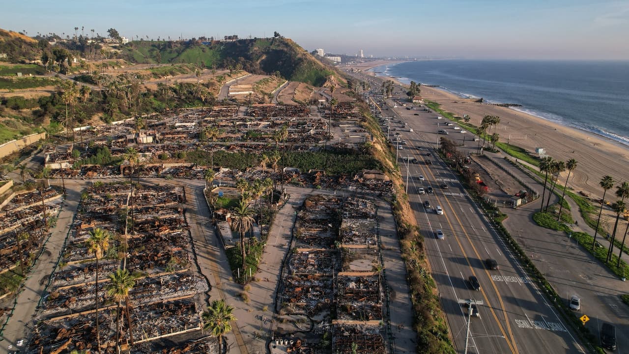 Retos, avances y pendientes a un año de los devastadores incendios en Los Ángeles