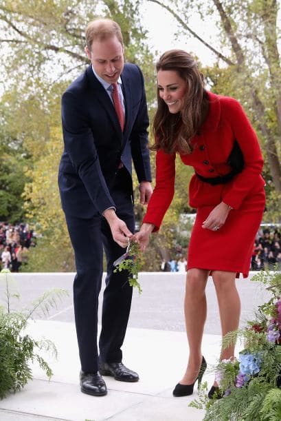 Se comenta que la misma reina Isabel le ha pedido que modifique su vesturario, ahora que es madre del príncipe George. Más videos de Chismes aquí.