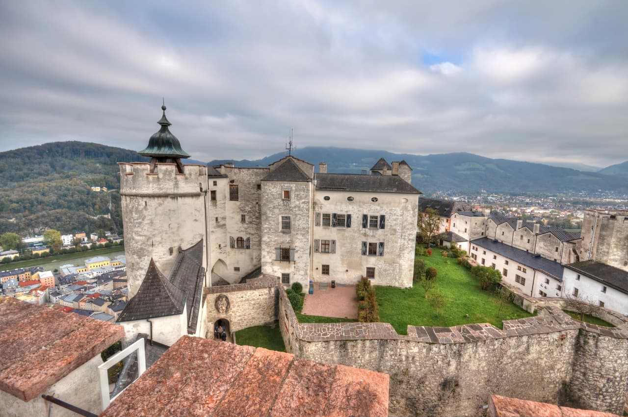 Castillo de Hohenwerfen 
<br> Esta edificación se encuentra en una montaña en Austria y fue habitada por el controversial arzobispo Gebhard de Salzburgo, quien la mandó a construir para protegerse de las fuerzas enemigas del rey Enrique IV.