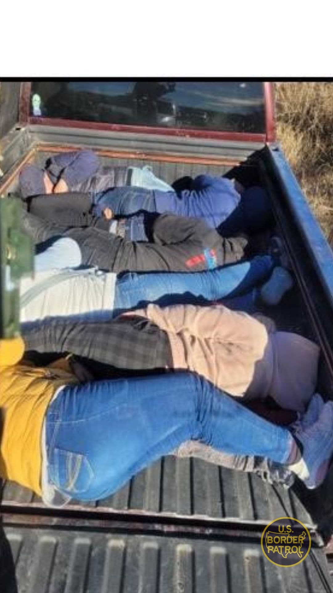 Son parte del grupo de migrantes que cruzaron en tres vehículos por el muro fronterizo en Douglas, Arizona.