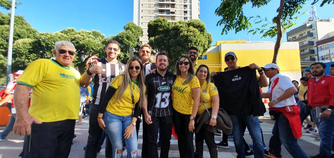 Los fanáticos sudamericanos están listos en las afueras del Estadio Maracaná para la Final de la Copa América que protagonizarán las selecciones de Brasil y Perú.
