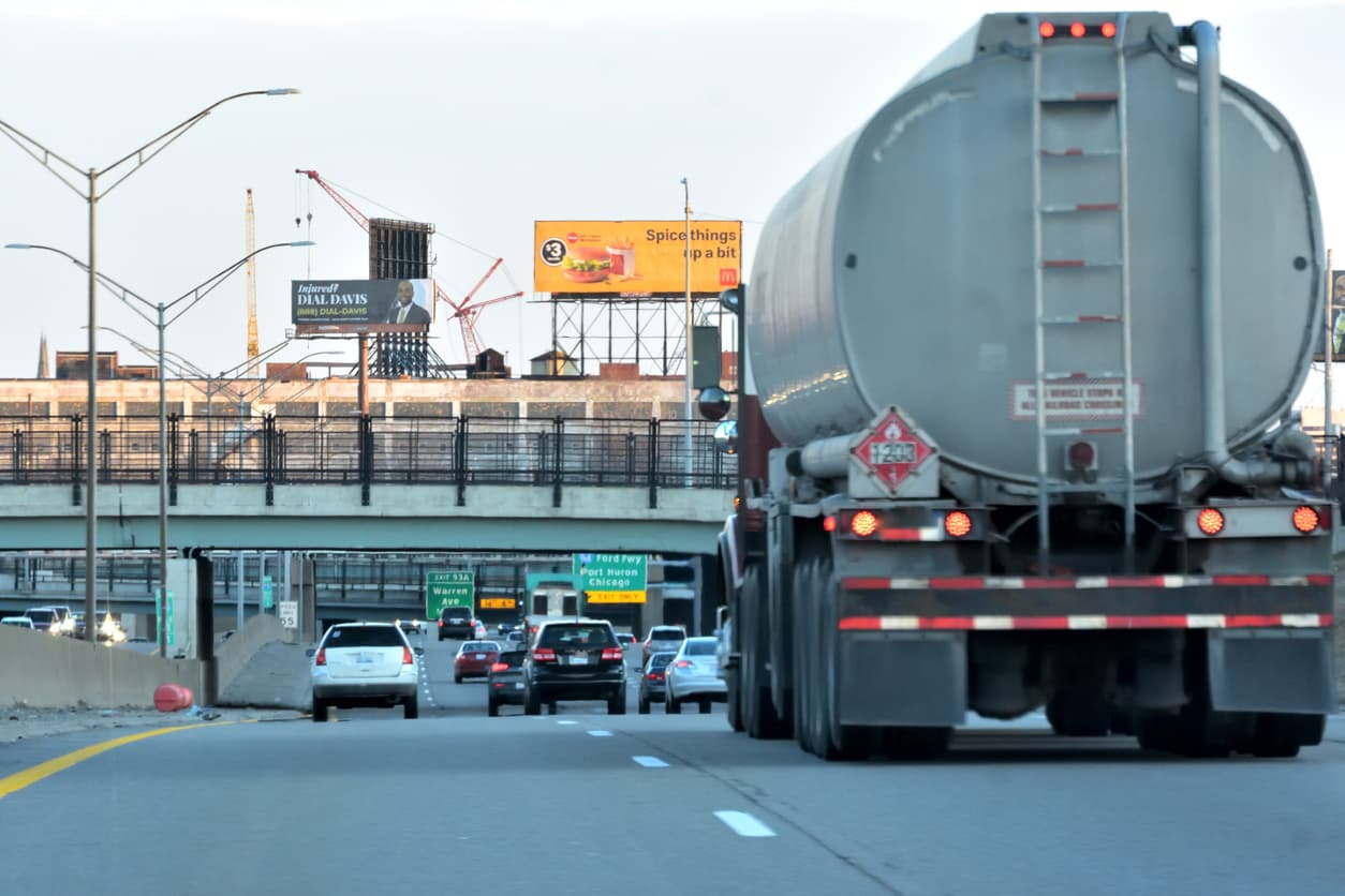 <h3 class="cms-H3-H3">13.- Detroit, Michigan</h3>
<br> 
<br> 
<b>Costo promedio anual:</b> $989
<br> 
<b>Tiempo promedio de traslado al trabajo: </b>27 minutos
<br>
<b> Horas perdidas en el tráfico al año: </b>13
<br>
<br>El costo anual promedio de la gasolina para los viajes diarios entre todas las áreas metropolitanas es de $867.