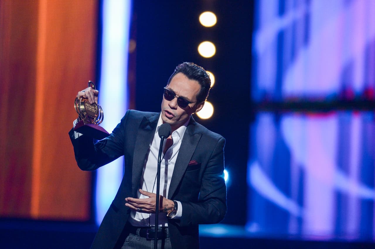 Marc Anthony dedicó su segundo galardón de la noche a los latinos en Estados Unidos e hizo un llamado a la unidad y a detener el racismo.