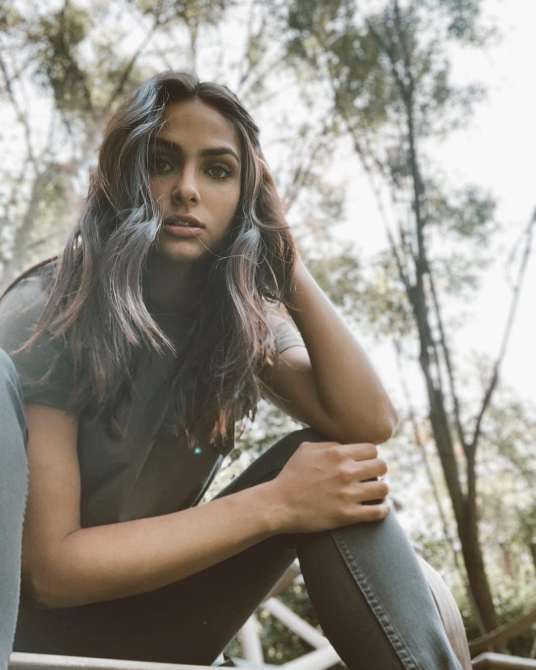 Otra de las cosas que más le gusta de Adela, dice, es que rompe todos los tabúes femeninos: “No a muchas mujeres les gusta correr autos, ella es un as del volante, sabe de autos y le apasionan”.