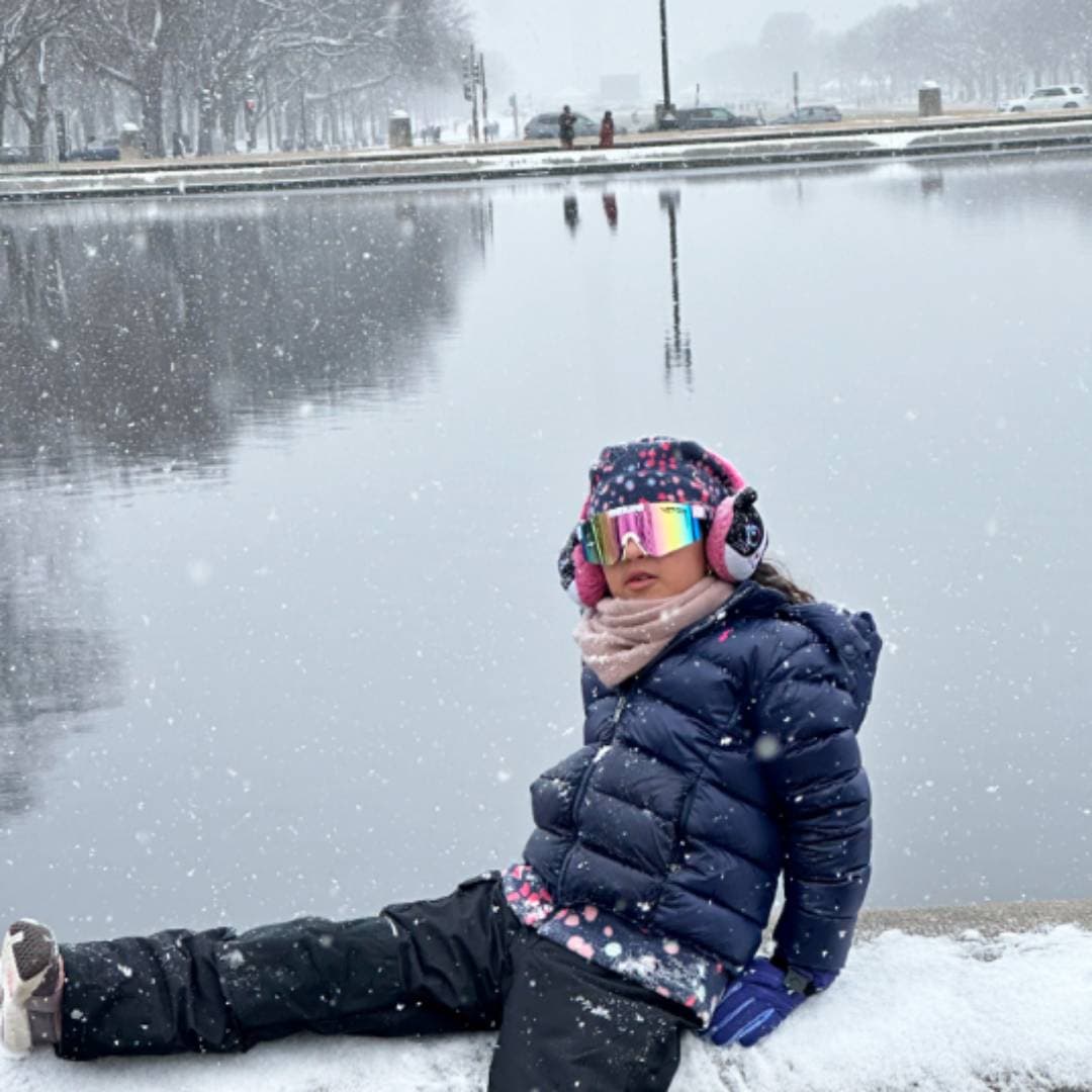 Toda la familia dio un paseo bajo la nieve en Washington DC.