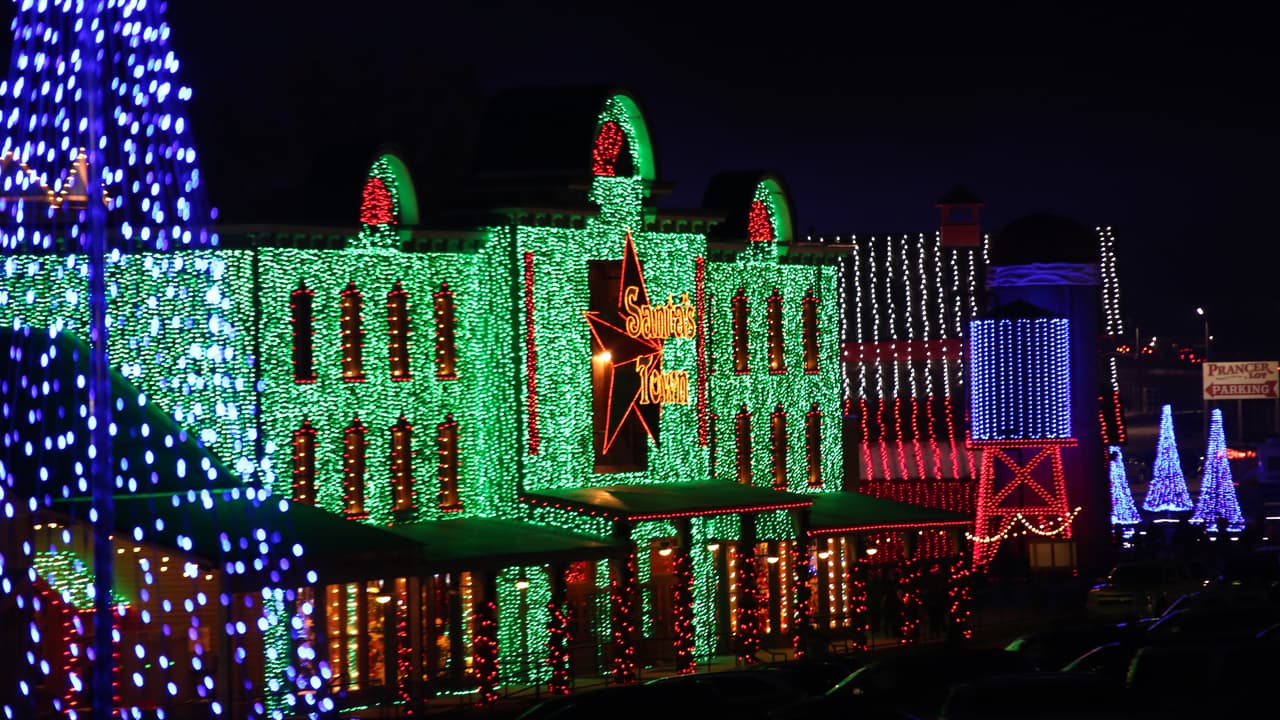 El parque fue creado en 1998 como un recorrido de luces que se hacía en auto. En el transcurso de más de 20 años se ha transformado en una gran atracción navideña de Texas, con actividades variadas, y se ha vuelto una tradición para las familias. Está abierto al público desde la segunda semana de noviembre, hasta la última semana de diciembre. La entrada para los adultos, si se compra en el portal de internet del parque cuesta $41.95 y para niños cuesta $36.95. Hay boletos con descuento hasta el 24 de noviembre, pero solo se pueden usar en 
<a href="https://www.santas-wonderland.com/pricing" target="_blank">ciertas fechas.</a>