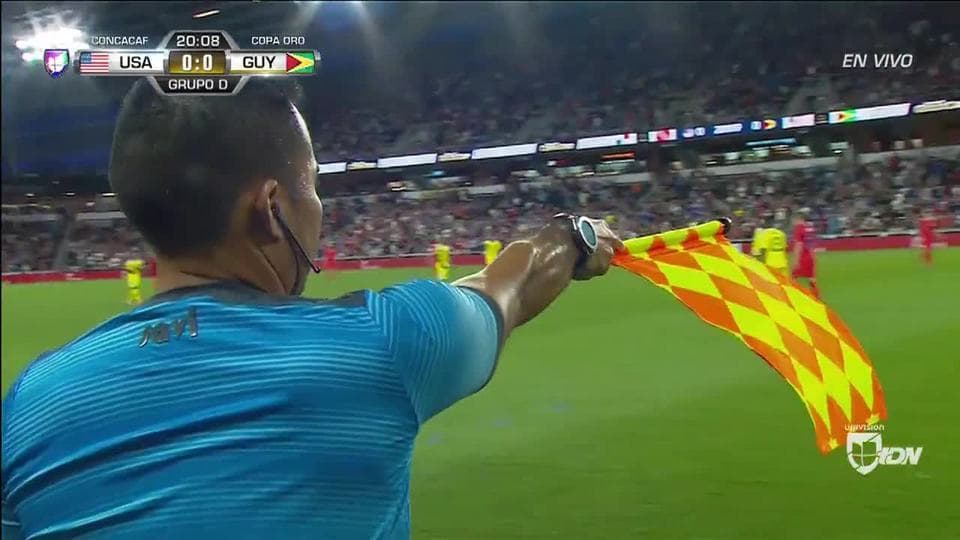 Fuera de juego de Weston McKennie: El juez de línea levanta el banderín y anula la jugada.