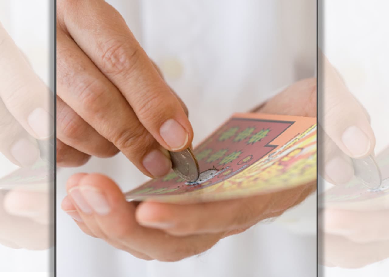 Residente de Del Valle gana un millón de dólares con raspadito de la Lotería de Texas