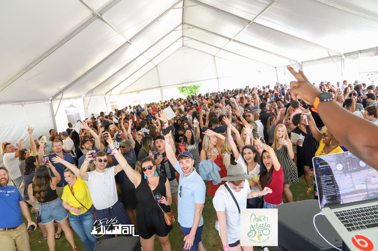 <b><a href="https://www.atlantawinefestivals.com/summer/?discoveratlanta">Atlanta Summer Wine Festival (13 de agosto)</a></b>. Ven a ver más de 50 vinos, una pequeña selección de cervezas, música en vivo en la azotea y DJ Qtip tocando tus canciones favoritas.