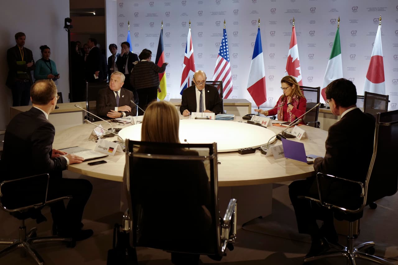En la imagen (de izquierda a derecha), el ministro de Exteriores de Alemania, Heiko Maas; el vicesecretario de Estado de Estados Unidos, John J. Sullivan; la alta representante de la Unión Europea para Asuntos Exteriores y Seguridad, Federica Mogherini; el ministro francés de Exteriores, Jean-Yves Le Drian; su homóloga canadiense, Chrystia Freeland, y el japonés, Taro Kono, durante una reunión de cancilleres del G7 en Dinard, Francia, el 5 de abril de 2019. (Thibault Vandermersch/Pool Photo vía AP)