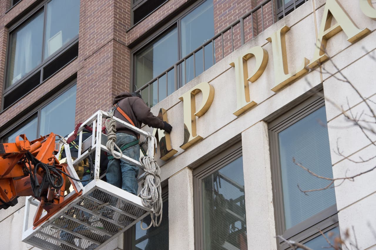 “El vergonzoso
<b><a href="http://www.univision.com/noticias/elecciones-2016/ahora-son-13-otra-mujer-acusa-a-trump-de-acoso-sexual">tratamiento de las mujeres de Trump</a></b>, su historial
<b><a href="http://www.univision.com/noticias/elecciones-2016/paul-ryan-afirma-que-comentarios-de-trump-sobre-el-juez-curiel-son-racistas-e-indefendibles">de racismo</a></b>,
<b><a href="http://www.univision.com/noticias/trump-califica-a-inmigrantes-mexicanos-de-violadores-y-criminales-en-su-discurso">sus ataques contra inmigrantes</a></b>,
<b><a href="http://www.univision.com/noticias/destino-2016/donald-trump-se-burla-de-un-periodista-discapacitado-de-the-new-york-times">su burla de los discapacitados</a></b>, su maniobra para
<b><a href="http://www.univision.com/noticias/elecciones-2016/donald-trump-podria-haber-evitado-pagar-impuestos-durante-18-anos-segun-the-new-york-times">no pagar impuestos</a></b>, sus mentiras, todo eso es la antítesis de los valores en los que creemos nosotros y nuestras familias”, dice la petición lanzada por tres vecinos, entre ellos Linda Gottlieb, productora de televisión y de la película
<i>Dirty Dancing</i>.
<br>