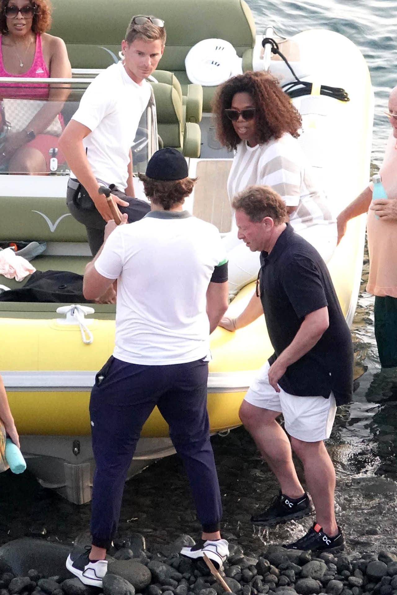 A Cooper (de espaldas con gorra) se le vio en este paseo a casi dos meses después de haberse hecho público que 
<b><a href="https://www.univision.com/famosos/despues-de-cuatro-anos-juntos-y-una-hija-bradley-cooper-e-irina-shayk-se-separan-fotos" target="_blank">se separó de Irina Shayk</a></b>, con quien tiene una hija.