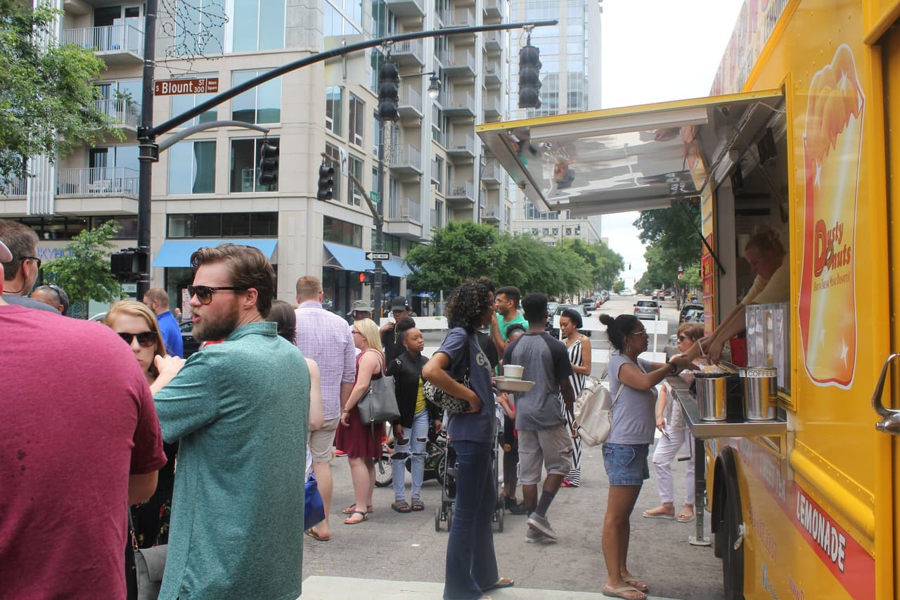 <b><a href="https://ncsugarrush.com/">NC Sugar Rush (29 de mayo)</a></b>: NC Sugar Rush es una celebración de camiones de comida de postres que se lleva a cabo en el mercado de la ciudad de Raleigh. Más de 20 vendedores, que ofrecen una variedad de golosinas, desde algodón de azúcar hasta pastelitos y pasteles de cereza, estarán disponibles, junto con pintores de caras, artistas de globos y más para mantener entretenidos a los niños.