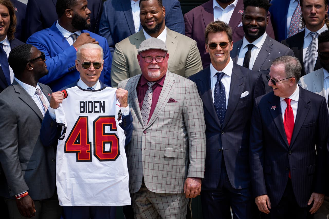 <b>La simpática visita de los ganadores del 'Super Bowl' </b>
<br>
<br>El 20 de julio, el presidente recibió en la Casa Blanca a los
<a href="https://www.univision.com/local/los-angeles-kmex/deportes/nfl-inicio/buccaneers-visitan-presidente-joe-biden-casa-blanca-tom-brady"> <u>Buccaneers de Tampa Bay</u></a>. 
<br>
<br>Durante la reunión, la estrella del equipo Tom Brady bromeó diciendo que a sus 44 años pudo ser el mariscal de campo campeón más viejo de la historia, así como Biden logró ser el presidente de más edad que ha tenido el país.
<br>
<br>“Mucha gente todavía no cree que ganamos, ¿usted nos entiende, presidente?”, bromeó Brady en alusión a las infundadas denuncias de fraude en las elecciones del expresidente Trump.