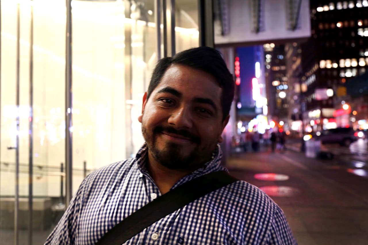Emerson Sosa, El Salvador, en Nueva York desde hace 6 meses. Los valores de Nueva York para mí son: “El sentido de ambición (…) El sentido de aventura. También la unión entre latinos. Aquí hay latinos de todo el mundo, y a mí lo que me gusta es que nuestra cultura, nuestro idioma, la comida, la música—eso se puede decir de cualquier ciudad de Estados Unidos, pero yo creo que aquí, en Nueva York, una ciudad con tanto poder, dinero, y gente, que ser un latino aquí, y ver otros latinos tener el poder para alcanzar sus metas, es algo que me da inspiración, algo que me hace querer hacer más, ver más, y viajar más por todo el mundo”.