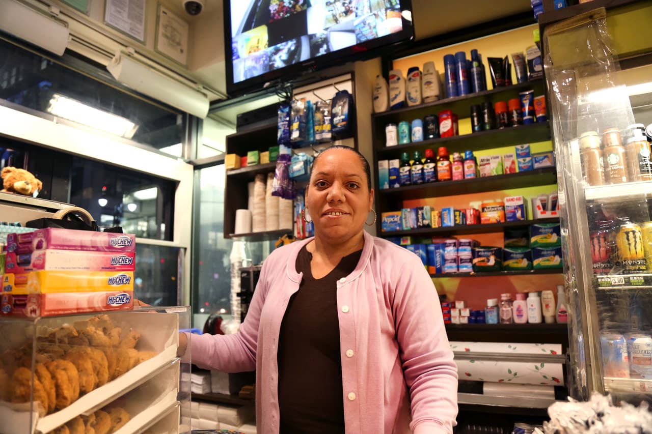 Ingrid Navarro, Republica Dominicana. Los valores de Nueva York para mí son: “El valor monetario. Todos los que inmigramos acá fue para tener una mejor vida a nivel económico que no podemos lograr en nuestros países. Aparte de eso, Nueva York también tiene sus cosas hermosas. Pero si no fuera por eso, ¿por qué te ibas a ir de tu país, donde tienes a tu familia, a tu gente cerca?”