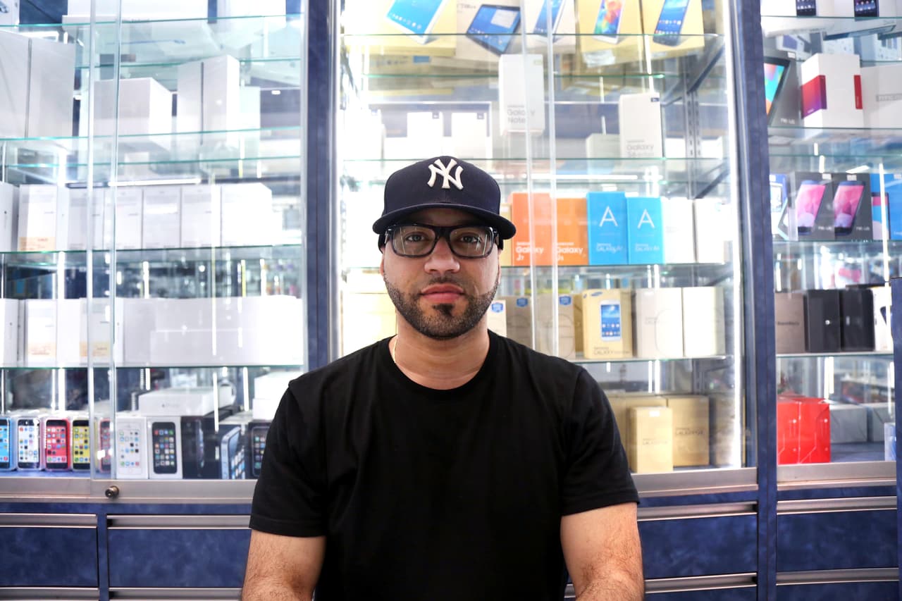 Gregory Vásquez, 38, Republica Dominicana. Los valores de Nueva York para mí son: “Oportunidades, amplitud (…) en lo que te quieras expresar y a dónde quieras ir. Todo depende del esfuerzo y las ganas que tengas de hacerlo (…) lo que te inspire, lo que te guste, que te llame, y te vibre el cuerpo, ya—pa’lante”.