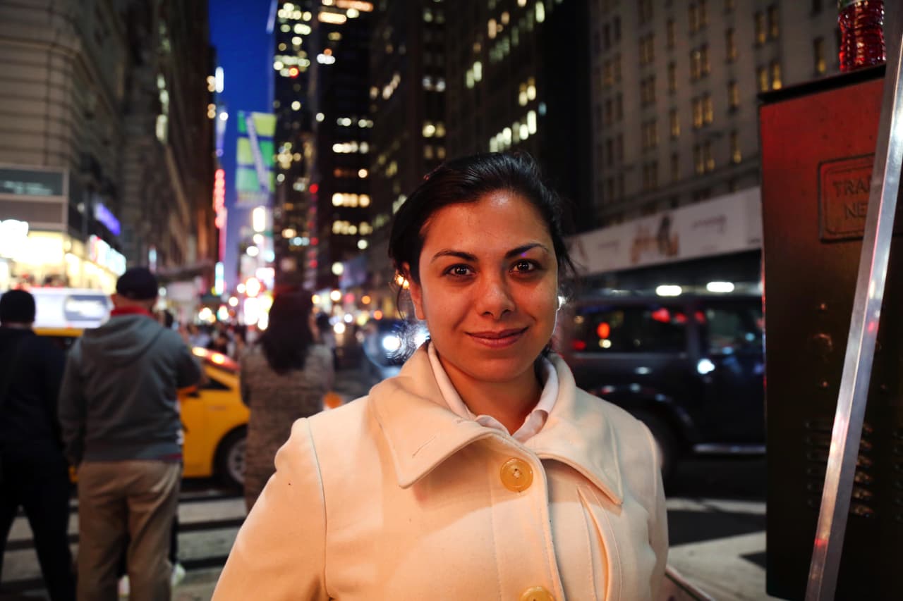 Mayra Salomé Cox, Quintana Roo, México. Los valores de Nueva York para mí son: “Que todas las culturas del mundo se integran aquí, donde todas las gentes de todo el mundo podemos convivir”. Son valores “bilingües, todo el mundo se vuelve bilingüe aquí: inglés con el idioma de cada uno (…) Aquí todos nos entregamos al trabajo, y dejamos a nuestras familias en otros países”.