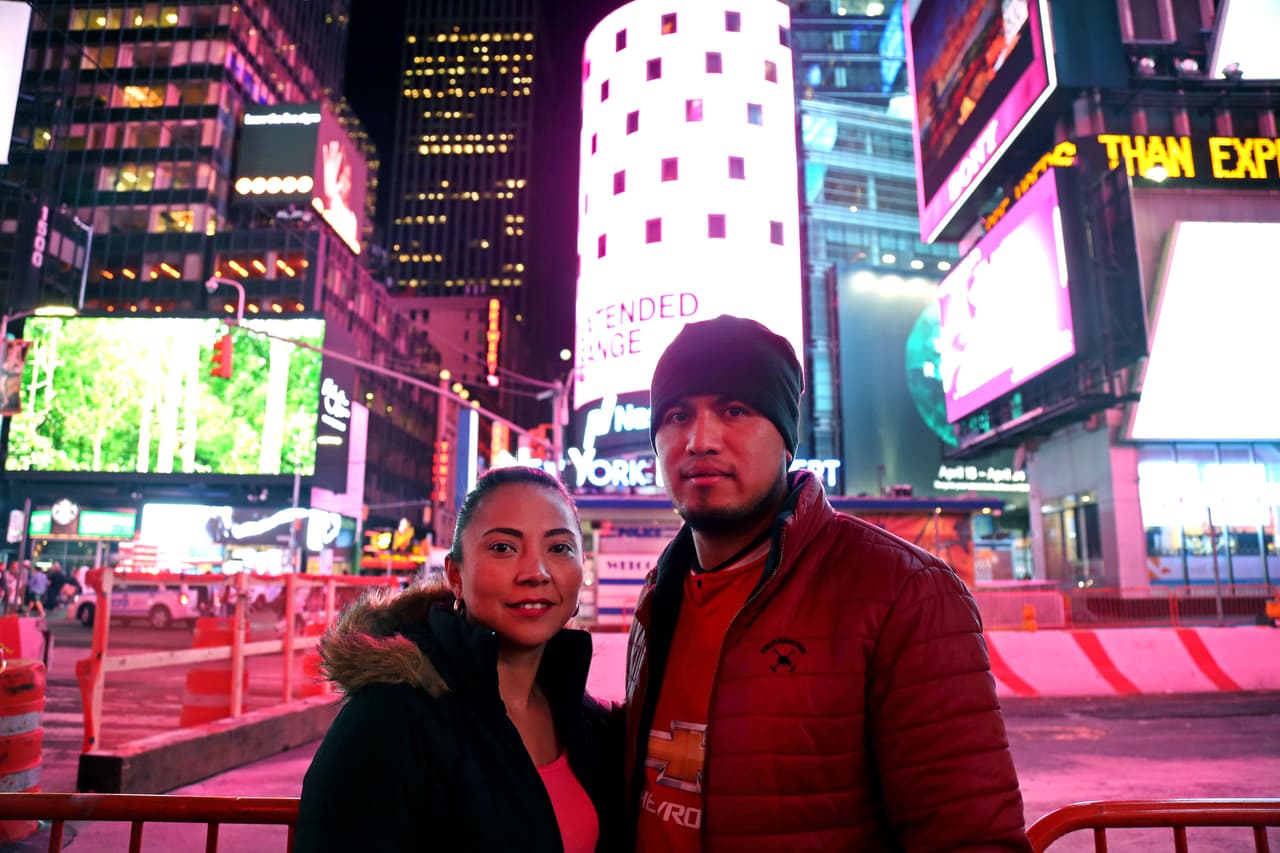 Sandra Vargas y Esteban León, de vacaciones por 15 días desde Quito, Ecuador. Los valores de Nueva York para mí son: “Que hay diferentes culturas a nivel mundial, de todo un poco se puede encontrar aquí”.
