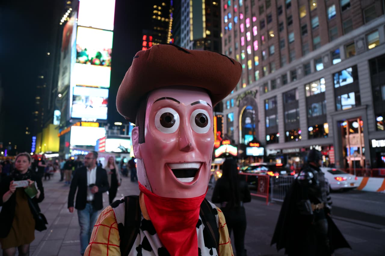 Woody, llegó de Chiclayo, Perú, hace 12 años. Los valores de Nueva York para mí son: “Nueva York para mí es principalmente una fuente de trabajo. Es una ciudad que tiene oportunidades de todo tipo y para toda la gente. Aquí nadie se muere de hambre, mejor dicho… tú te las ingenias, de cualquier manera (…) ya sea de muñeco, pero lo que sea: ganas dinero. Y de eso vives”.