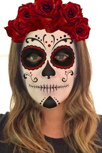 Karla Martínez: "Celebremos la vida de los que ya no están... Pero que siempre vivirán en nuestros corazones! #diademuertos". (Noviembre 2, 2015)