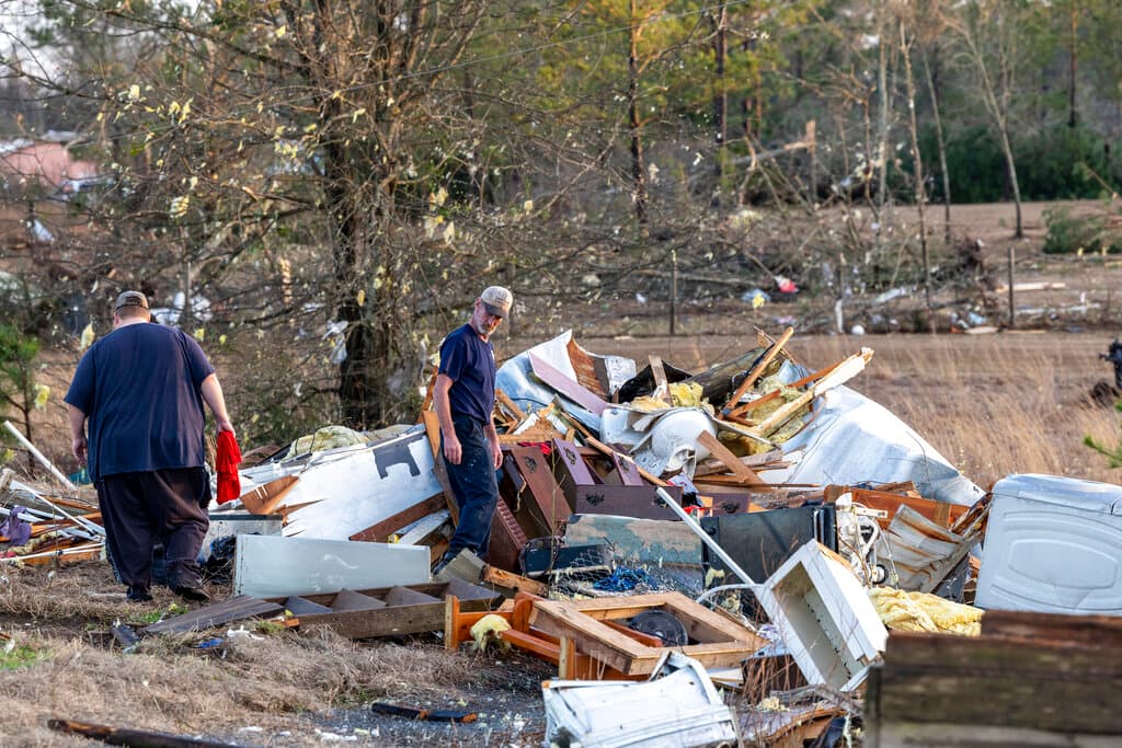 En todo el país hubo 33 informes distintos de tornados el jueves, según el Servicio Meteorológico Nacional, aunque no todas pueden confirmarse como tornados, algo que se evaluará en los próximos días. Varias advertencias de tornado seguían vigentes esta madrugada en Georgia, Carolina del Sur y Carolina del Norte.