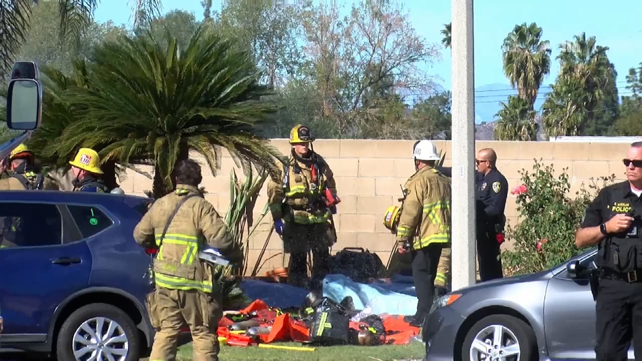 Más adelante, otro reporte los alertó por un incendio en la misma locación. Al llegar, “descubrieron tres víctimas adultas tiradas en el suelo en la entrada principal. Sus cuerpos fueron sacados afuera donde se determinó que eran víctimas de un aparente homicidio”, informó la policía de Riverside.