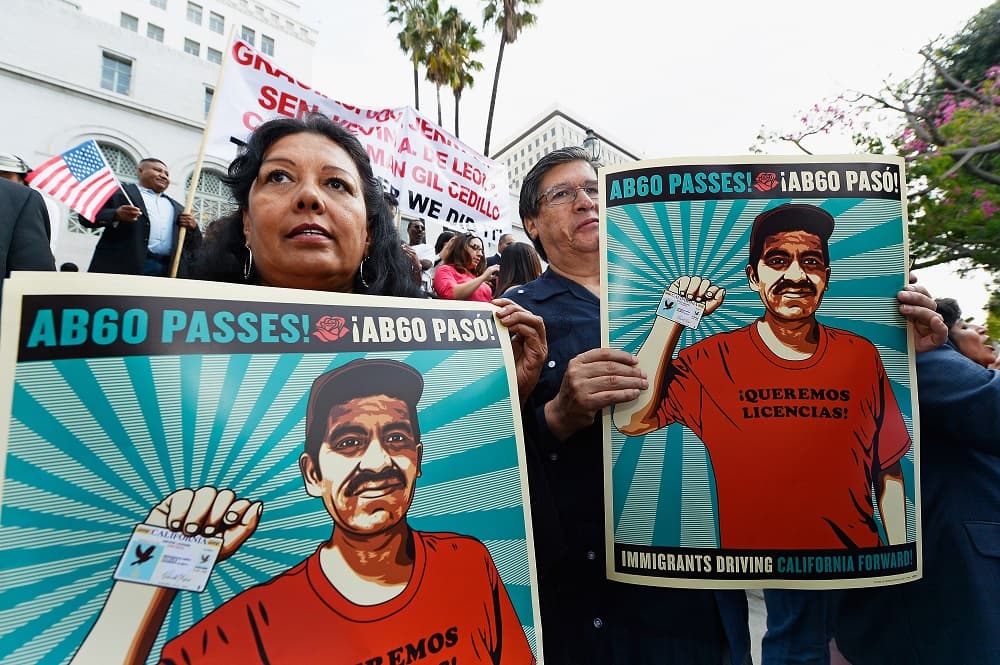 Gente celebra la ley que da licencias de manejar en California.