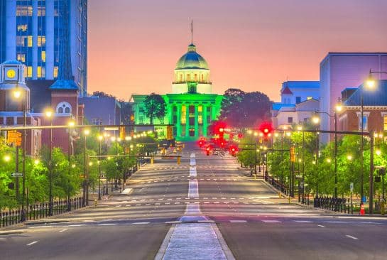 <h2 class="cms-H2-H2">Montgomery, Alabama</h2>
<br>
<br>➡️  
<b>Valor típico de una casa: </b>$127,789
<br>➡️  
<b>Renta típica: </b>$1,168
<br>➡️ 
<b> Tasa de desempleo 2022: </b>2.5%
<br>➡️  
<b>Tasa de participación en la fuerza laboral: </b>59.6%
<br>➡️  
<b>Ingreso familiar promedio: </b>$60,908
<br>➡️  
<b>Puntuación de habitabilidad: </b>65
<br>