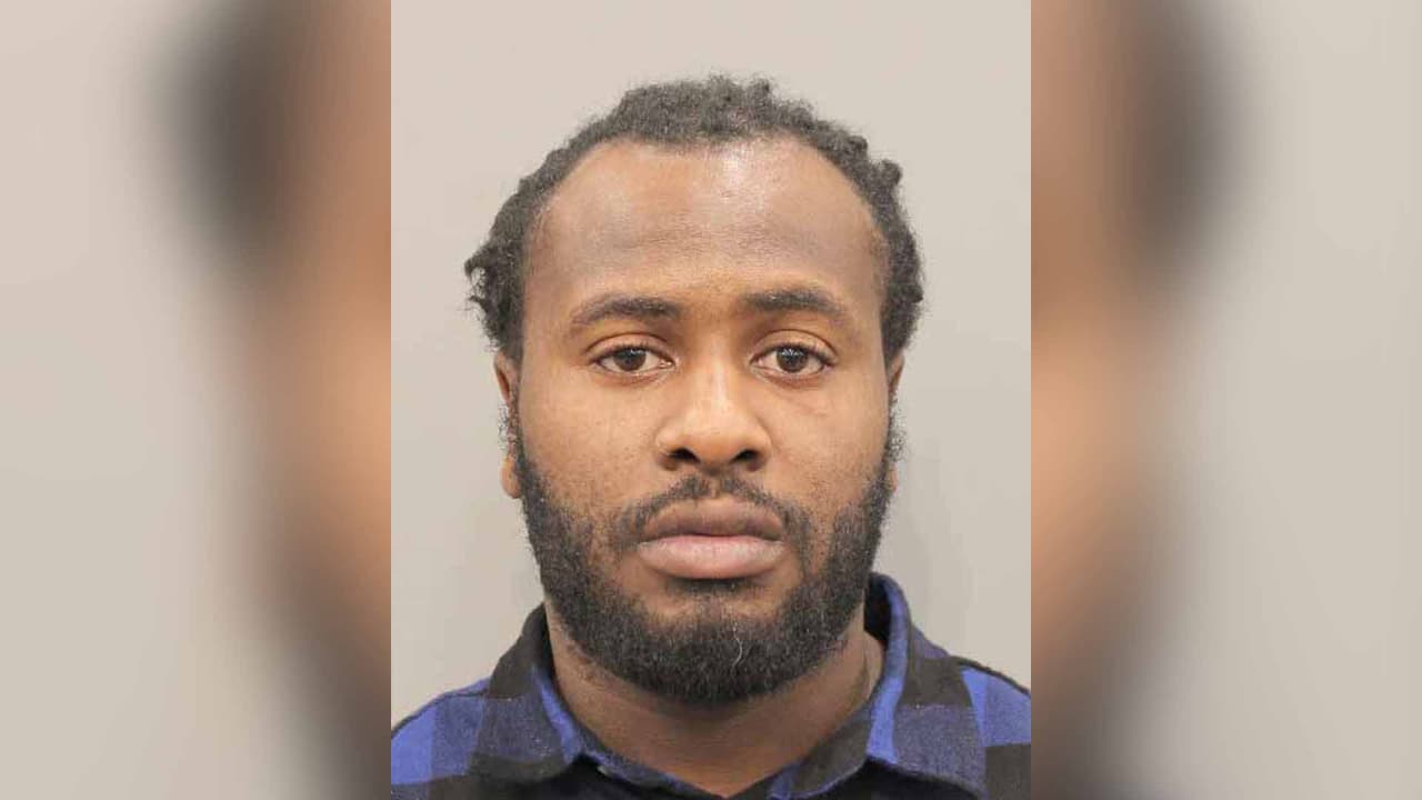 Travis Lamon Lewis, es buscado por posesión de sustancias controladas con intento de distribución, en dos ocasiones.Fabricar y distribuir sustancias controladas y evadir arresto en dos ocasiones.Además, cuenta con historial delictivo por drogas, en seis ocasiones.Portar armas de fuego sin permiso, en tres ocasiones.Evadir arresto dos veces.Traspaso.Robo.Ignorar orden de detención y proporcionar información.