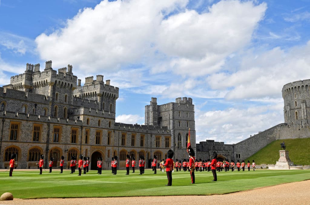 Este año el evento Trooping the colour
<b>solo duró 20 minutos</b>. Normalmente es más extenso, pues la familia real llega al castillo montada en diferentes carrozas, además del desfile aéreo de la Fuerza Aérea.
<br>