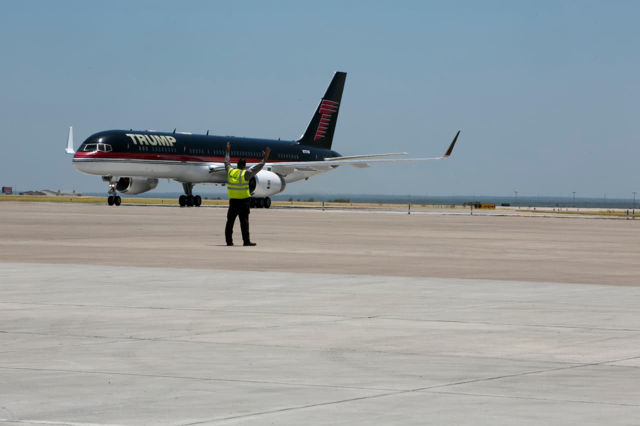 Según el expresidente, la nave será enviada a una instalación de servicio en el estado de Luisiana, donde además de reparar sus averías, también cambiarán su estética con una nueva pintura.